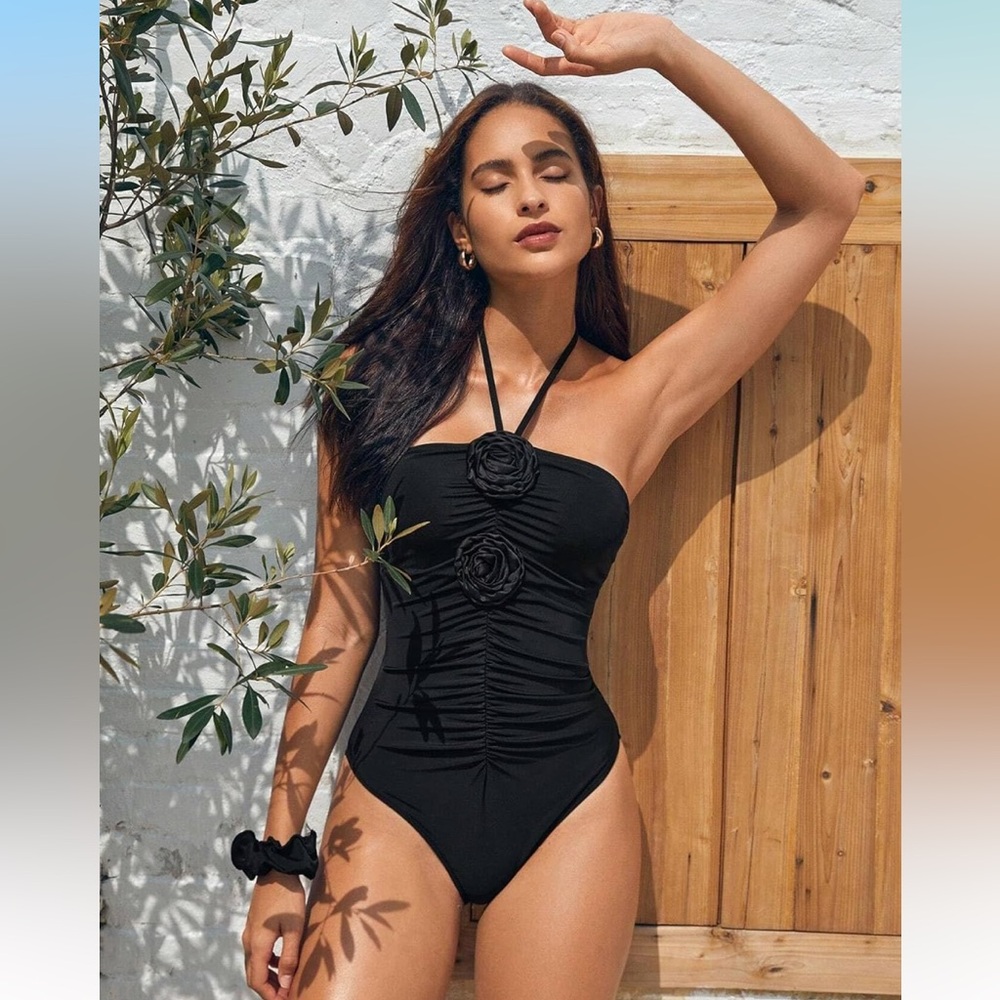 🚘Black Halter Neck One-Piece Swimsuit with Rosette and rushing - Picture 3 of 8